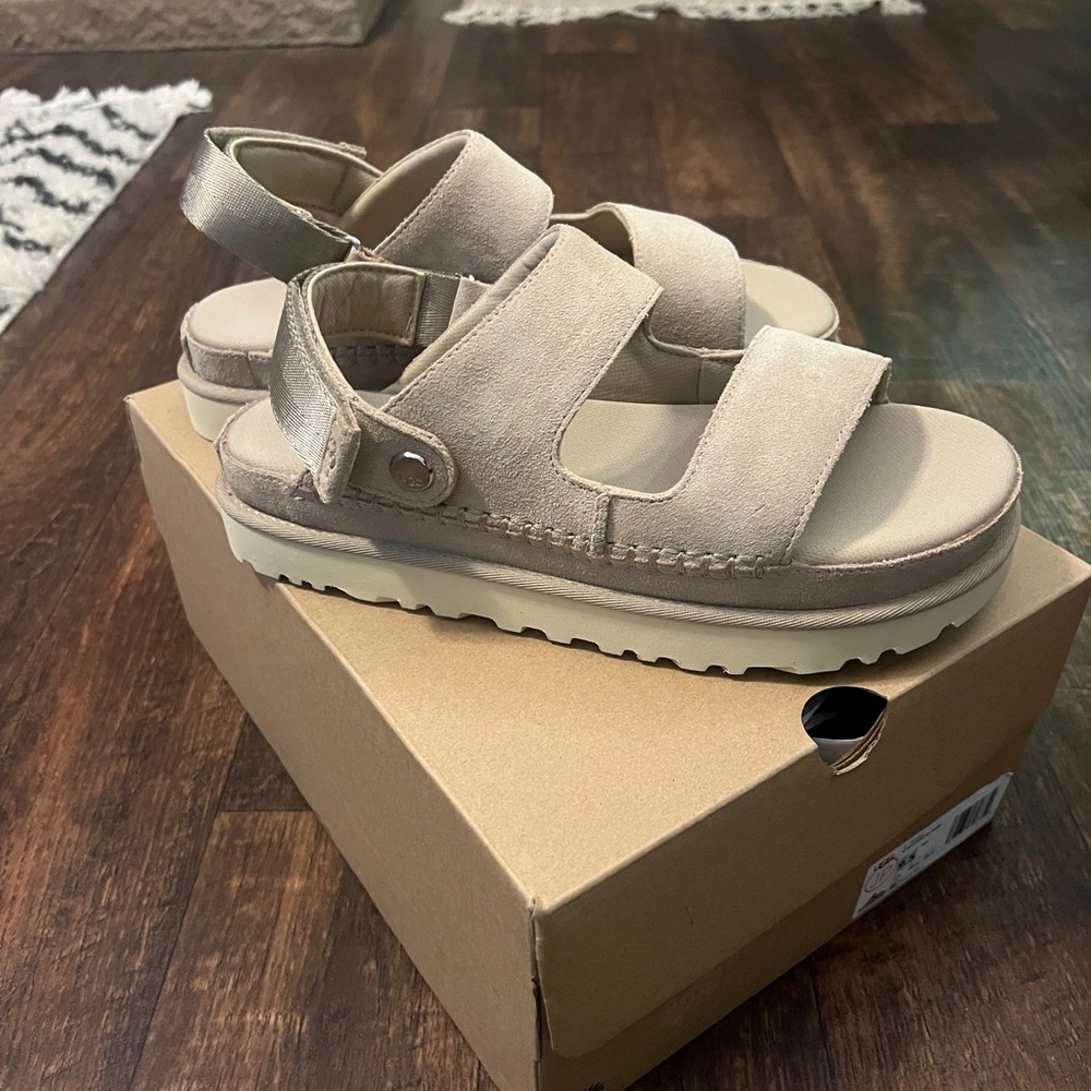 Ugg Goldenstar Sandals Size 9.5 Sand